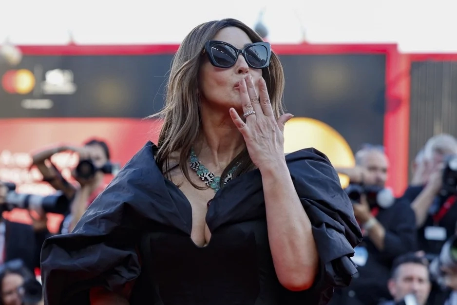 Monica Bellucci u Veneciji prošetala u  pripijenoj korzet haljini